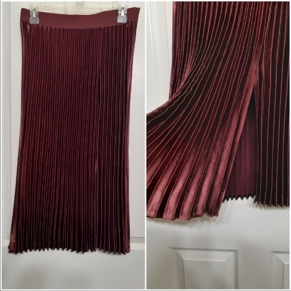 New York and Company Metallic pleated skirt - Picture 2 of 2